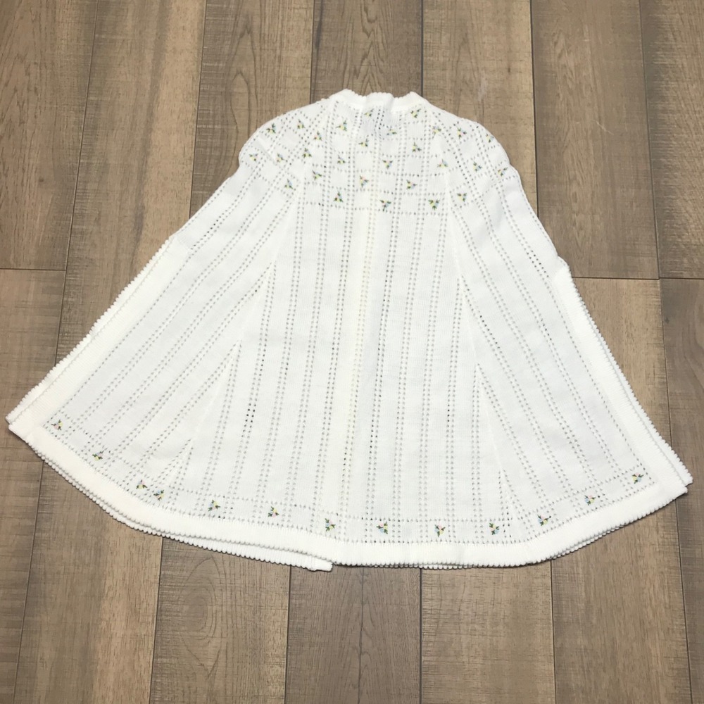 Vintage Sweater Bee by Banff Poncho Cape Womens White embroidered Floral Cottage - Picture 2 of 12
